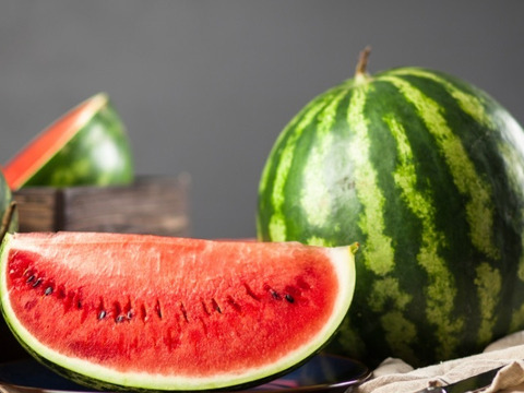 夏丸スイカ 大玉【 1玉入り 】6kg以上 家庭用から贈答可能 秋田県産 スイカ お盆 フレッシュスイカ 夏の風物詩 ギフト お中元 夏丸 暑中見舞い 美味しい 甘い スイカ  糖度14