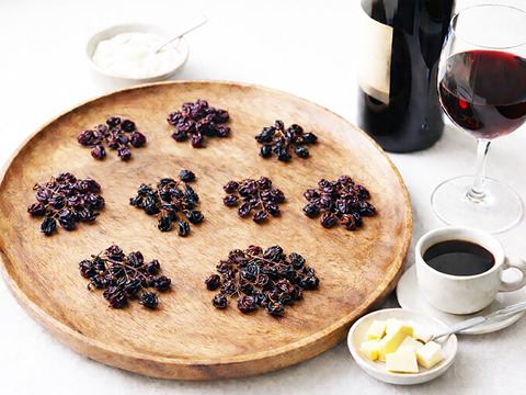 【ドライフルーツ】【食べ比べ】凝縮された甘さ！軸付き干しぶどう（8種、約700g）