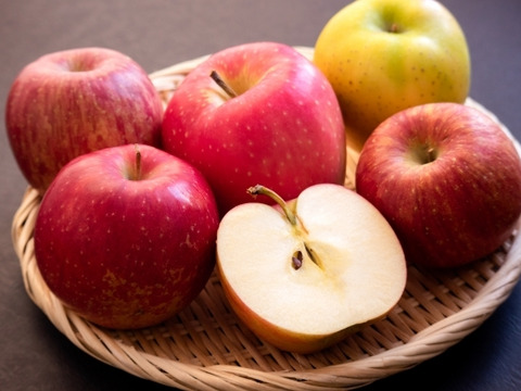 【農薬不使用】果汁が多く、シャキシャキ美味しい！皮ごとガブっとかじって旬の味を感じてください！おいしいリンゴ、つがる（２キロ）７個前後