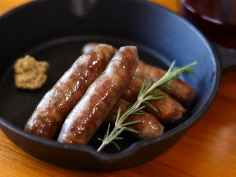 【冬ギフト】鹿生ソーセージ低カロリーバージョン！ストイック＆パワフル！
脂の入っていない低カロリー鹿肉ソーセージ(100g)です！アスリートさん、筋トレさん、超健康志向の方々にウケてます！