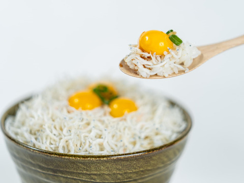 【期間限定初物】若鳥の産んだ初産みうずらの卵100個＋うずらの燻製卵5個入り5袋(冷蔵便）