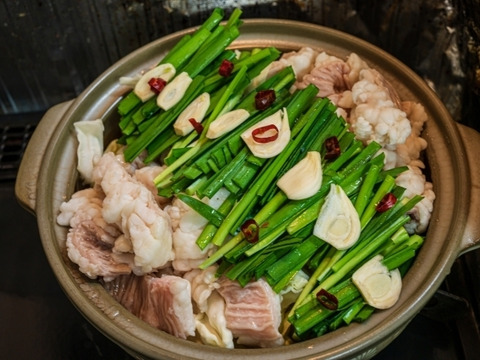 【得セット】冬は鍋で暖まろう！もつ鍋セット（４～５人前）［ 小腸300g×２P＆ちゃんぽん麺２袋＆特製スープ＆にんにくスライス＆唐辛子］鹿児島県 黒毛和牛 ホルモン ［ グルメ ］