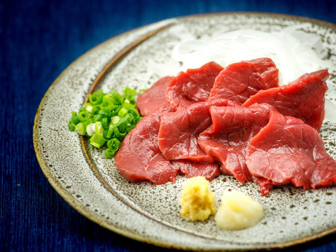 馬刺し２５０g　《やや歯ごたえのある国産種赤身の美味しい馬刺し》ブロック２～３