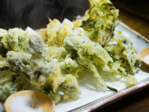 自然の恵みをたっぷりと味わえる、山菜天ぷらセットをお届けします！