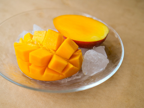 伊江島産マンゴー（優品・2kg・4〜6個入り）