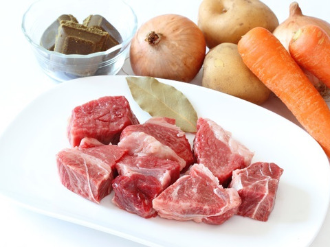 【さかうえの牧草牛】ぶつ切り肉(煮込み用)500g 国産黒毛和牛×グラスフェッドビーフ 国産飼料のみで放牧飼育