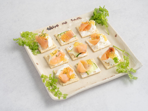 プチッと弾ける！金色に輝くイクラ、つきみいくら（200g）【冷凍でお届け】