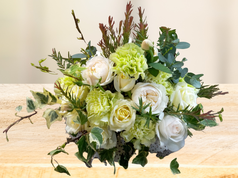 【そのまま飾れる】ホワイト系バラのアレンジメント｜農家直送・国産バラ使用