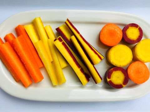 高い栄養価の人の葉付き】『葉付きカラフルスティック人参mix1.5