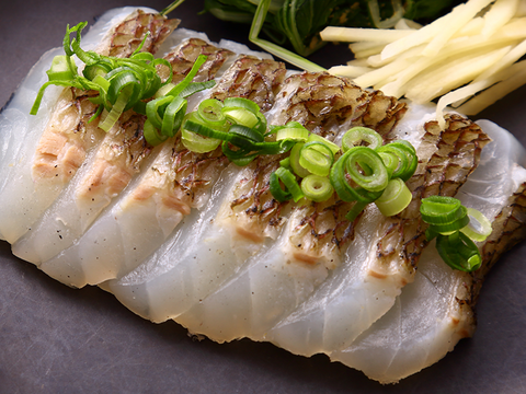 【産地直送でお届け！】新鮮で肉厚なブランド真鯛です！〈３枚おろし・皮あり〉