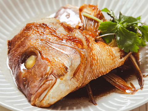 【産地直送でお届け！】新鮮で肉厚なブランド真鯛です！〈３枚おろし・皮あり〉