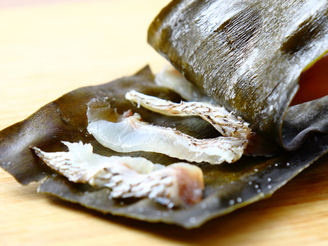 【産地直送でお届け！】新鮮で肉厚なブランド真鯛です！〈３枚おろし・皮あり〉