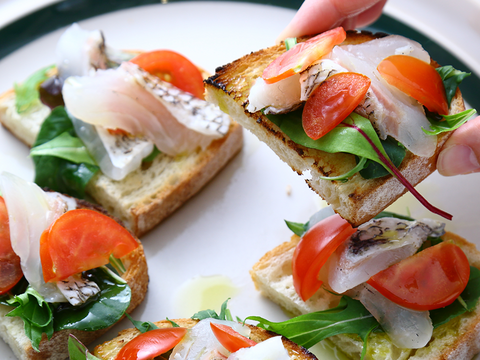 【お盆のご馳走】旨味抜群の南伊勢ブランド真鯛！皮なし・皮ありを半身ずつで２種類の食べ比べを楽しむ！＜３枚おろし・食べ比べ＞