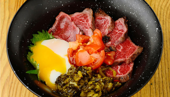 絶品！ボリューム満点！馬肉の火の国タタキ丼