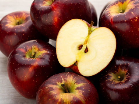 ≪来年度予約受付中≫信州のりんご!珍しい濃い赤色!【秋映】約3kg