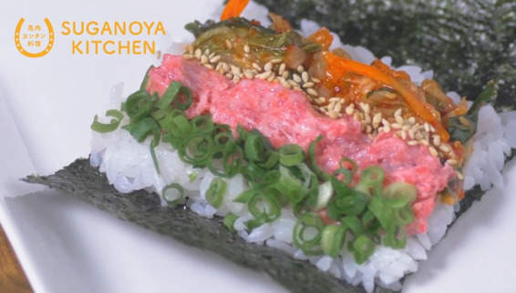 馬刺しのキムチ海苔巻き