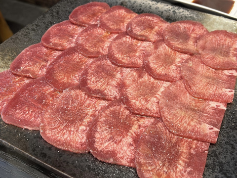 兵庫県産黒毛和牛（経産牛）「牛タン１頭分　700g/真空パック」