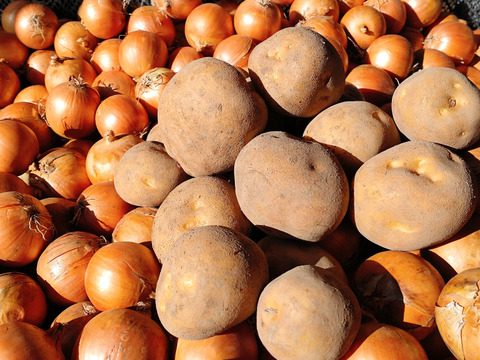 とうや5kg🥔小さな玉ねぎS5kg🧅寒さが甘さ‼️量買セット！小さなタマネギなのでお安くなってます
重い野菜は産直宅配で…
2箱一口送料節約‼️
