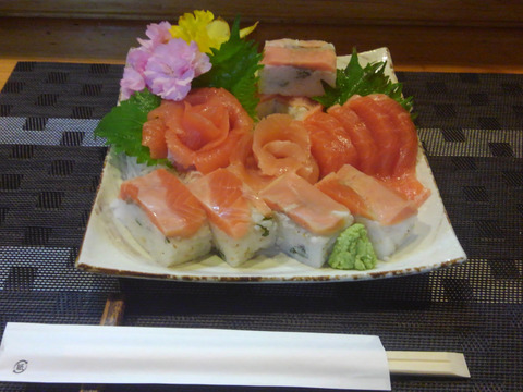 渓流 お刺身 サーモンフィレ大中込み約500g前後の2枚～3枚と焼サーモン棒寿司と酢シメサーモン押し寿司セットニジマス卵醤油漬け100g×2セット