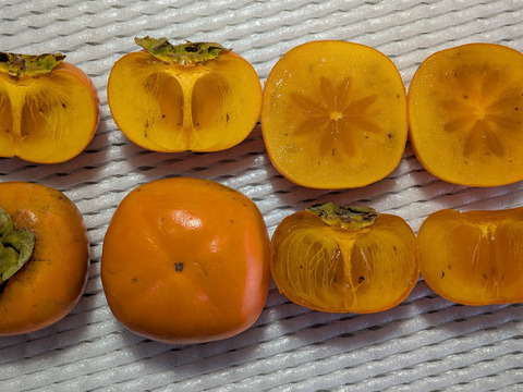 完熟柿と大きいリンゴ