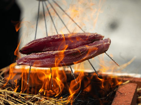 【日戻りケンケン漁】静岡県遠州灘産カツオ極藁燻し１節【外は燻製、中はレア】
