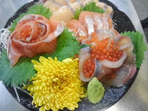 渓流 お刺身 サーモンフィレ大中込み約500g前後の2枚～3枚と焼サーモン棒寿司と酢シメサーモン押し寿司セットニジマス卵醤油漬け100g×2セット