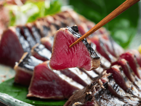 【日戻りケンケン漁】静岡県遠州灘産カツオ極藁燻し１節【外は燻製、中はレア】