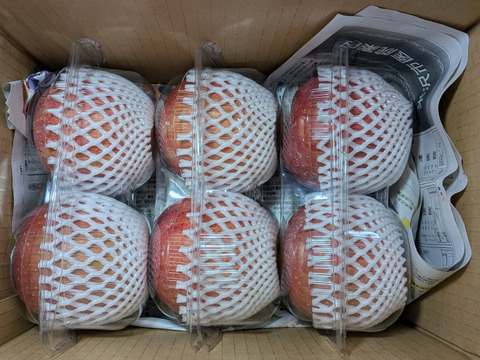 完熟柿と大きいリンゴ