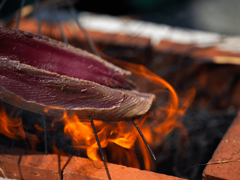 【日戻りケンケン漁】静岡県遠州灘産カツオ極藁燻し１節【外は燻製、中はレア】