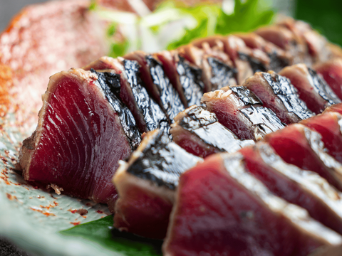 【初鰹】静岡県遠州灘産　カツオ極藁燻し２節【外は燻製、中はレア】