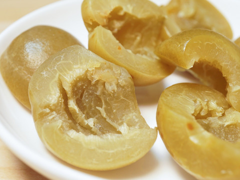 【カリカリ梅に最適】宮城県産 手摘み青梅 小粒 1kg 白加賀中心  自然栽培 栽培期間中農薬不使用  梅酢漬け 塩漬け サイズ不揃い