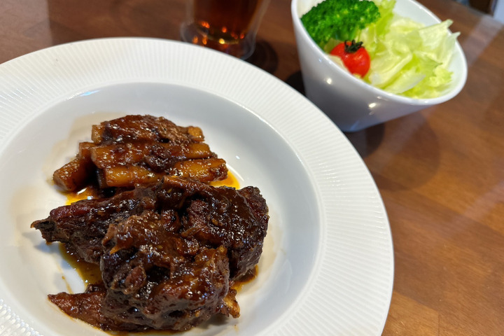 ◎ ごぼうとスペアリブの煮込み