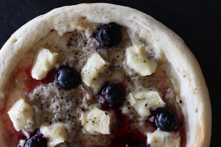 ブルーベリーとブルーチーズのピザ