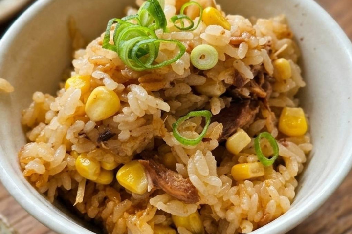 とうもろこしとサバ味噌缶の炊き込みご飯