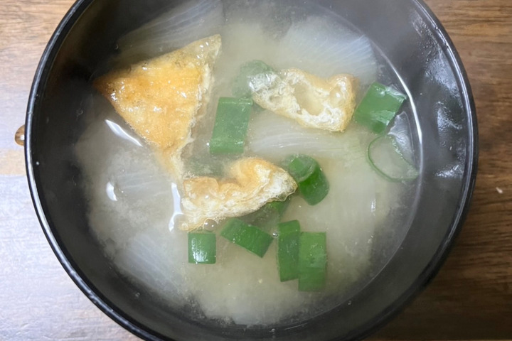 【ほっこり優しい】新玉ねぎと油揚げの甘〜い味噌汁