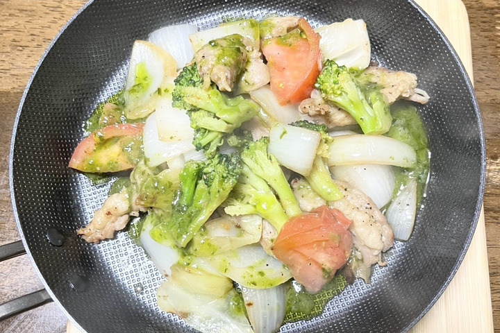 【旬を味わう！新玉ねぎと鶏セセリのバジルソース炒め】