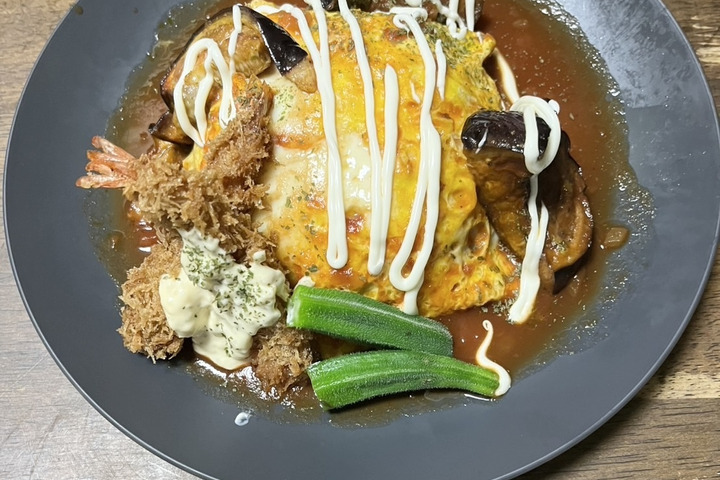 贅沢ごちそう！夏野菜とエビフライのトマトソースオムライス