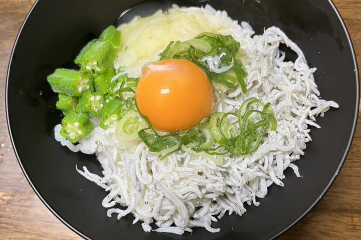 刻みオクラとしらすの濃厚卵黄丼