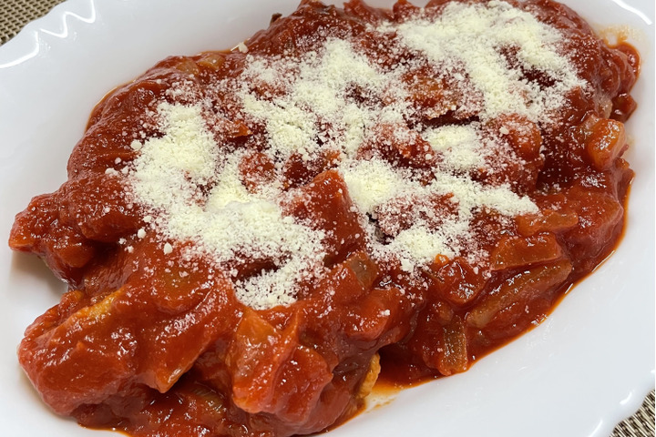 柿ふところ餅の肉巻きトマトソースがけ