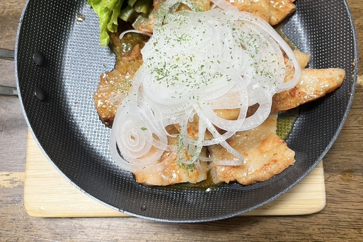 とろける甘み！新玉ねぎを味わう豚バラ肉のスタミナ焼き