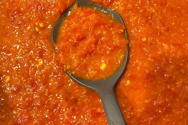 大量のトマトを万能トマトソースに