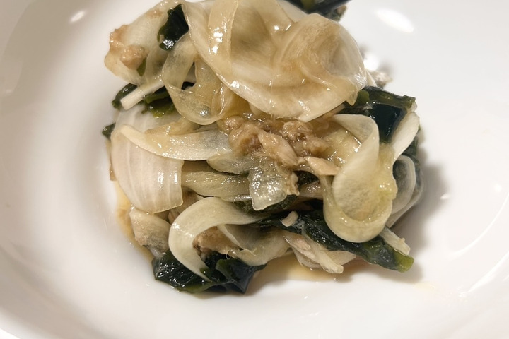 【箸が止まらない！新玉ねぎとわかめの無限ツナサラダ】