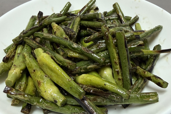 思わずつまみ食いしたくなる！にんにく農家が教えるにんにくの芽炒め！