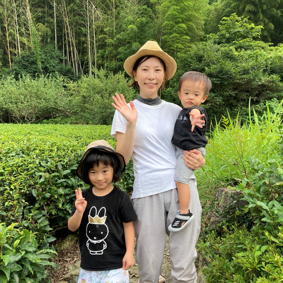 草生栽培のお茶農家～ツバメと茶畑