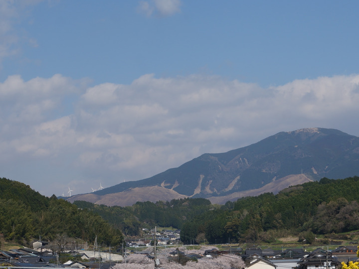 阿蘇の外輪山の麓で