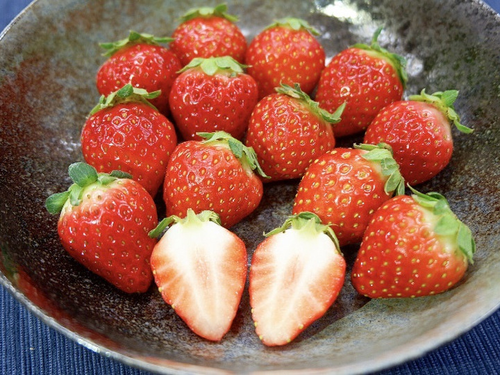 夏秋期でも、生でそのまま召し上がっていただけるいちごです。