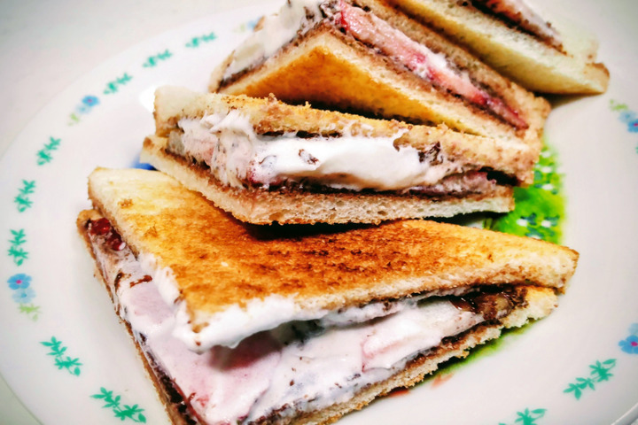 苺とチョコクリーム、ホイップのサンド