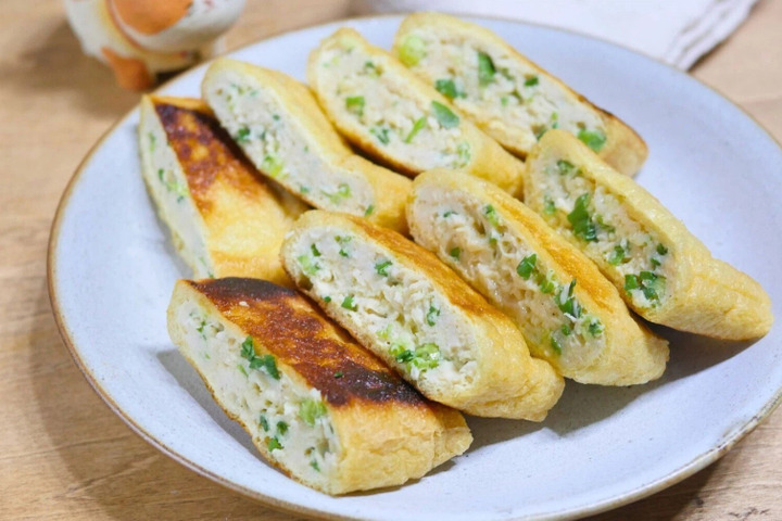 サクサク食感がたまらない。小ねぎたっぷり「油揚げの鶏つくね包み焼き」