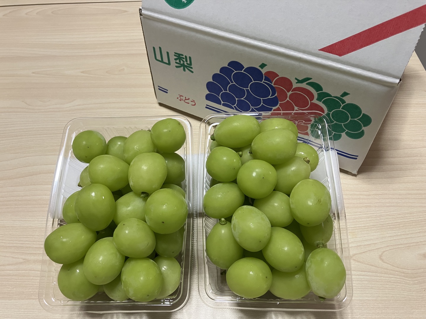 山梨県勝沼産 シャインマスカット 箱込み約5kg 6〜8房 家庭用 農家直送 勝沼産シャインマスカット1.5kg（粒）：山梨県産のシャインマスカット