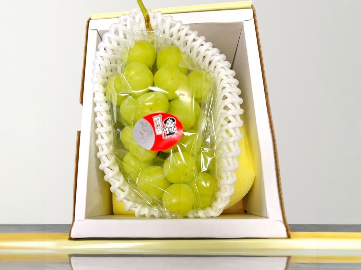 ごっちゃん　【送料無料　冷蔵】桃太郎ぶどう　約4kg1箱 20220904174933_1.jpg